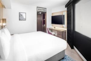 TV a/nebo společenská místnost v ubytování Makarem Ajyad Makkah Hotel