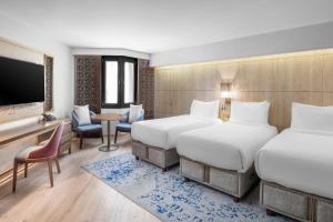 Postel nebo postele na pokoji v ubytování Makarem Ajyad Makkah Hotel