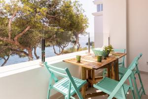 einen Tisch und Stühle auf einem Balkon mit Meerblick in der Unterkunft Apartamento Ferrera Park 307 in Cala Ferrera