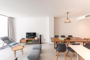 ein Wohnzimmer mit einem Tisch und Stühlen in der Unterkunft Apartamento Ferrera Park 307 in Cala Ferrera