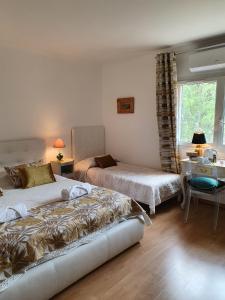 Giường trong phòng chung tại Montèze Paradis