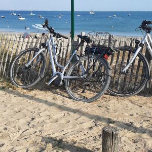 dos bicicletas estacionadas junto a una valla en la playa en Ostréane-en-Ré, en Rivedoux-Plage