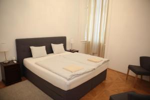 A bed or beds in a room at Heart of Vienna- next to Albertina