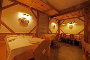 Reštaurácia alebo iné gastronomické zariadenie v ubytovaní Hotel Il Maniero