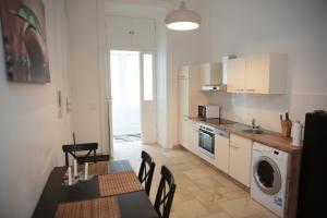 A kitchen or kitchenette at Heart of Vienna- next to Albertina