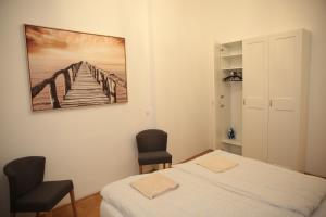 A bed or beds in a room at Heart of Vienna- next to Albertina