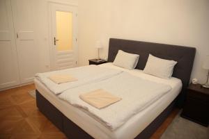 A bed or beds in a room at Heart of Vienna- next to Albertina