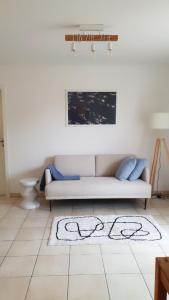 a living room with a couch and a rug at Ferienwohnung Amselring in Heringsdorf