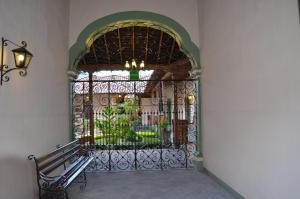 una puerta con un banco frente a un edificio en Hotel La Merced, en Colima