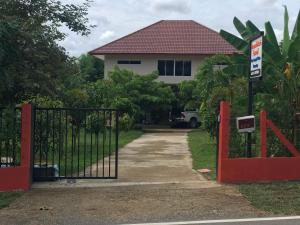 un portail en face d'une maison avec une allée dans l'établissement Pua Tranquil Vista Homestay, à Pua