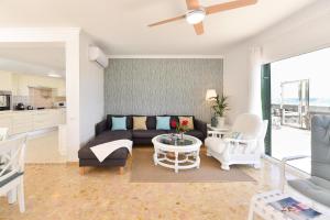 salon z kanapą i stołem w obiekcie Chalet Golden Sahara by VillaGranCanaria w mieście Playa del Ingles