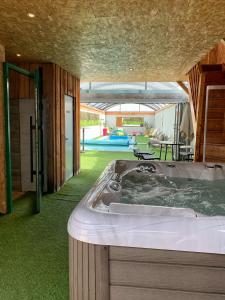 Bazén v ubytování Haras Picard Du Sant Le Chalet nebo v jeho okolí