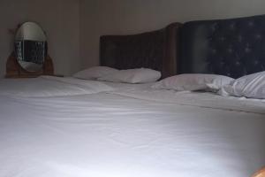 Ένα ή περισσότερα κρεβάτια σε δωμάτιο στο Yeski Homestay at Desa Wisata Bromo Mitra RedDoorz