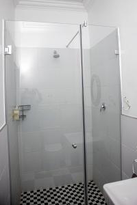 eine Dusche mit Glastür im Bad in der Unterkunft French Karoo Guesthouse in Beaufort West