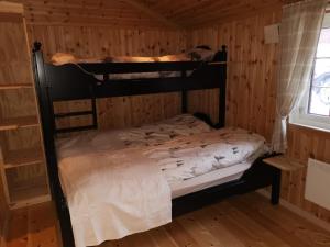 a bedroom with two bunk beds in a cabin at Sundebu, Spacious 5-Bedroom mountain cabin near Ski and Hiking in Rauland