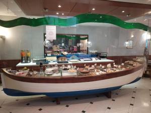 een grote houten boot tentoongesteld in een winkel bij Piccolo Hotel in Moneglia