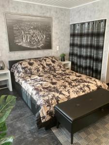 1 dormitorio con 1 cama y una foto en la pared en Klein aber fein-Modernes Apartment mitten in der Stadt und doch sehr ruhig- WLAN kostenlos, en Bad Ems