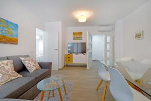 a living room with a couch and a table and a tv at Tejón y Marín, nuevo apartamento en casco antigüo in Córdoba