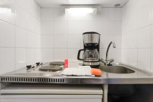 encimera de cocina con fregadero y licuadora en Appart'City Classic Nantes Viarme, en Nantes