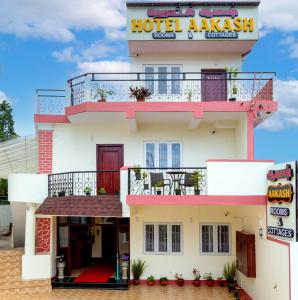 un edificio con un signo de anestesia en el hotel en Aakash Rooms and Cottages, en Ooty