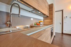 A kitchen or kitchenette at Il SOLE HOUSE