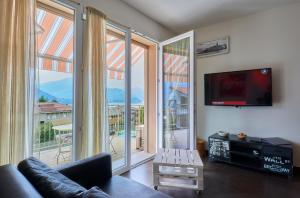 A television and/or entertainment centre at Il SOLE HOUSE