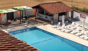 Bazén v ubytovaní Athina Airport Hotel alebo v jeho blízkosti