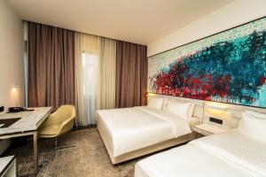 Rúm í herbergi á Messier 53 Hotel Yerevan