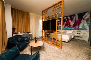 Rúm í herbergi á Messier 53 Hotel Yerevan