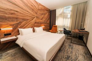 Rúm í herbergi á Messier 53 Hotel Yerevan