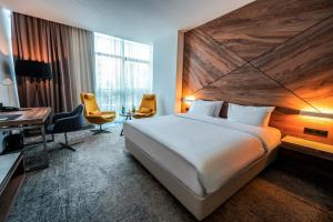 Rúm í herbergi á Messier 53 Hotel Yerevan