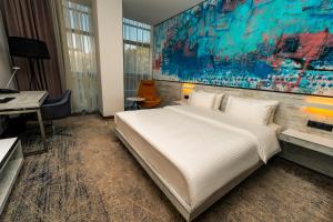 Tempat tidur dalam kamar di Messier 53 Hotel Yerevan