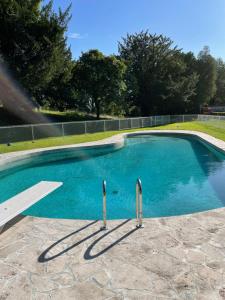 una piscina de agua azul en un patio en Gite de l'Abbaye d'Etrun en Étrun