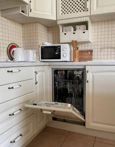 Kuchyň nebo kuchyňský kout v ubytování Luxury Breeze Apartment