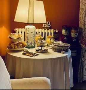 カッシーノにあるAllaportaccanto Bed & Breakfastの食卓と灯台
