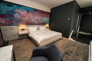 Rúm í herbergi á Messier 53 Hotel Yerevan