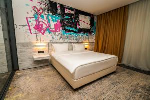 Rúm í herbergi á Messier 53 Hotel Yerevan