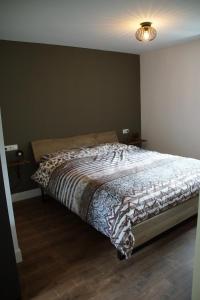 - une chambre avec un lit et une couette dans l'établissement Zur Grünen Heide, à Wellerlooi