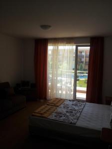 En eller flere senge i et værelse på Szopoli Hills Nemski Apartments B17
