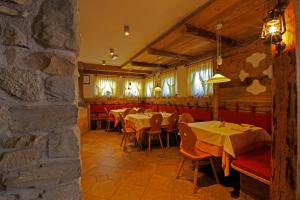 Reštaurácia alebo iné gastronomické zariadenie v ubytovaní Hotel Il Maniero