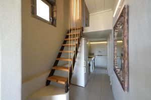 Una escalera en una casa con cocina en Koufonisi Villas, en Koufonisia