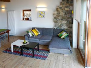 sala de estar con sofá y mesa en Apartment Cjase dai Fornasirs by Interhome en Raveo