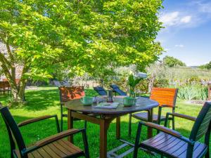 einen Holztisch und Stühle im Gras in der Unterkunft Holiday Home Il Casellino-2 by Interhome in Case Malva