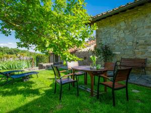 A garden outside Holiday Home Il Casellino-2 by Interhome