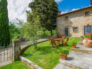 A garden outside Holiday Home Il Casellino-2 by Interhome