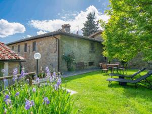 A garden outside Holiday Home Il Casellino-2 by Interhome
