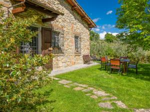 A garden outside Holiday Home Il Casellino-2 by Interhome