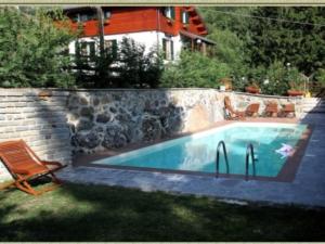 The swimming pool at or close to B&B La Soldanella