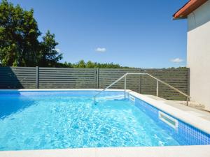 Bazén v ubytování Holiday Home Milka 2 by Interhome nebo v jeho okolí