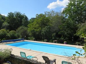 una piscina con sedie e alberi sullo sfondo di Holiday Home Les Grèzes - MNB400 by Interhome a Montcabrier